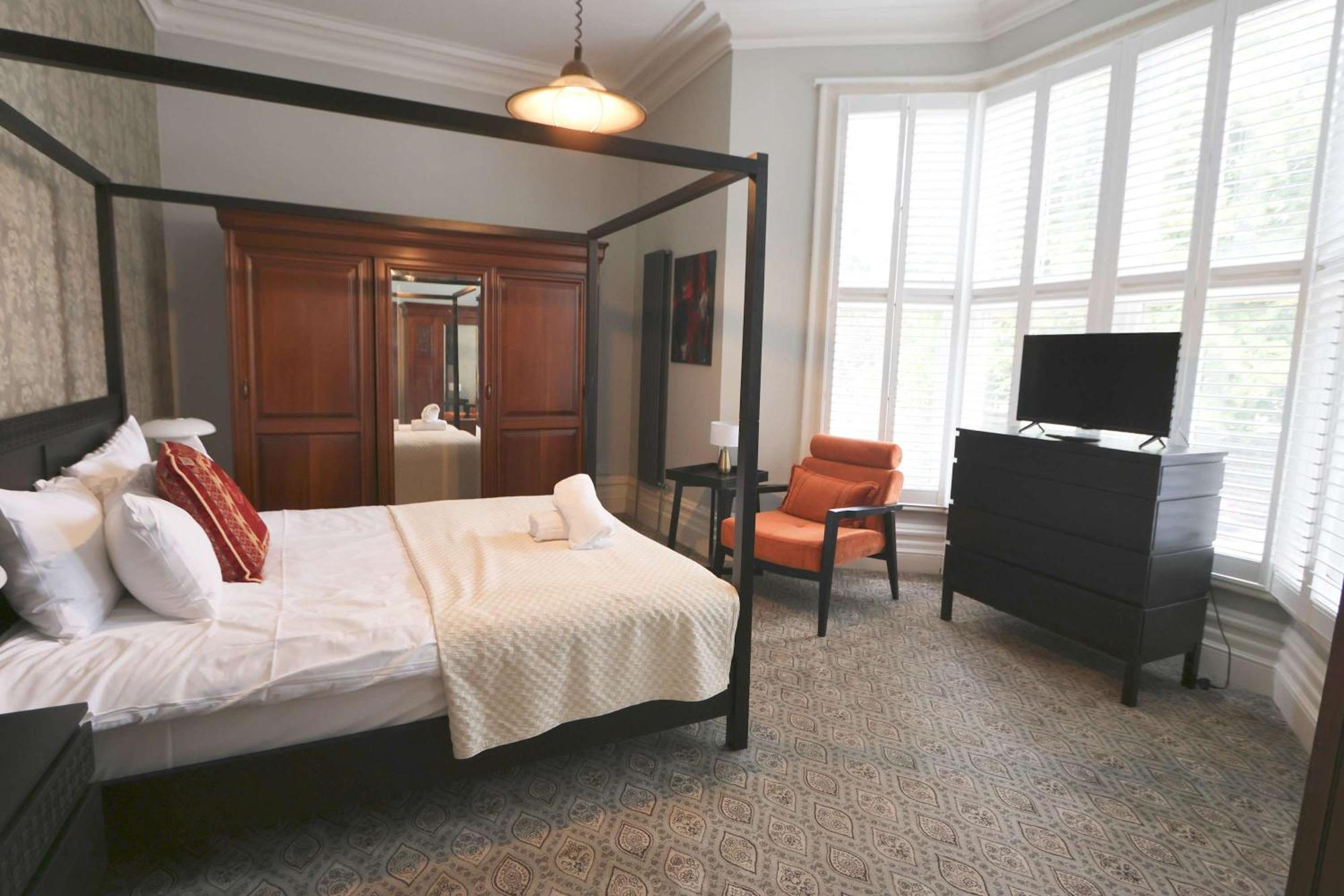 Two Bedroom Ground Floor Flat In Clifton Village Apartment *
